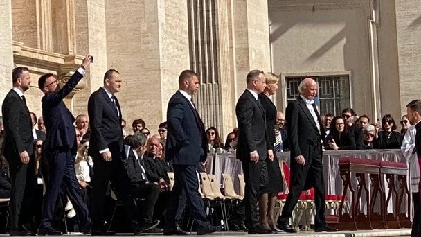 Представник польської делегації робив селфі під час похорону Папи Франциска