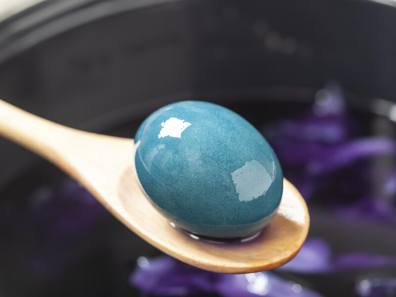 Наріжте це і залийте окропом, щоб без хімії пофарбувати яйця в насичений блакитний колір