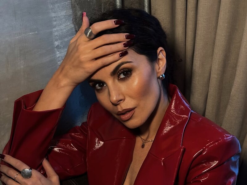 Каменських показала, як власноруч робить макіяж і вкладає волосся