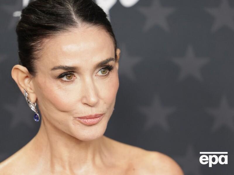 62-річна Демі Мур розповіла, чому фарбує своє сиве волосся