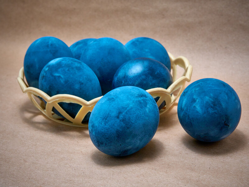 Блакитні, фіолетові або чорні. Пофарбуйте яйця старовинним методом без хімії