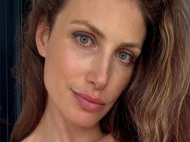 Зіневич, яка народила чотирьох дітей, знялася у прозорій сукні