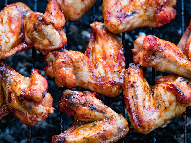Змішайте це зі спеціями – і курячі крильця на шампурах вийдуть дуже смачними. Рецепт маринаду