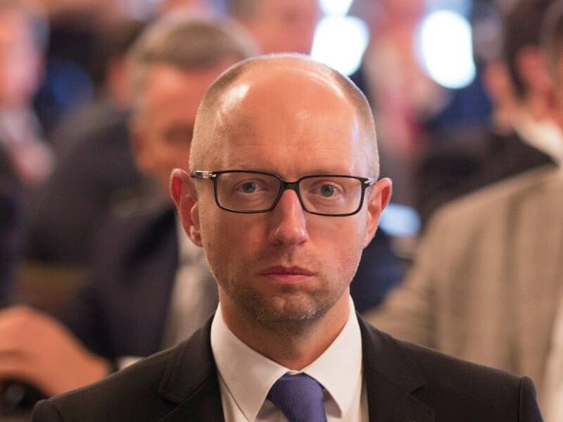 Яценюк показав фото з 81-річною матір'ю і розповів, що для нього означає Великдень