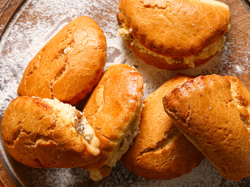 "Десерт, знайомий багатьом з дитинства". Рецепт домашніх сочників з сиром та родзинками