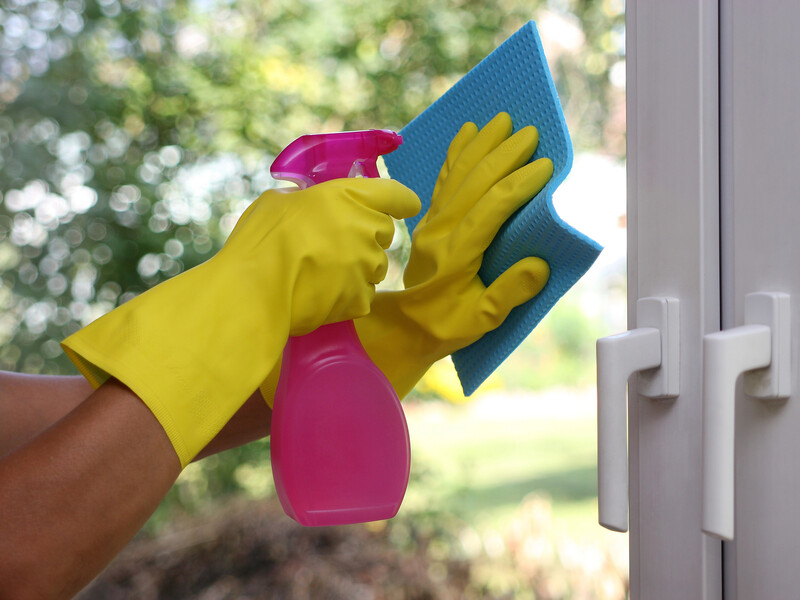 Змішайте це з мийним засобом – і на вікнах не залишиться розводів. Лайфхак, як до блиску вимити вікна