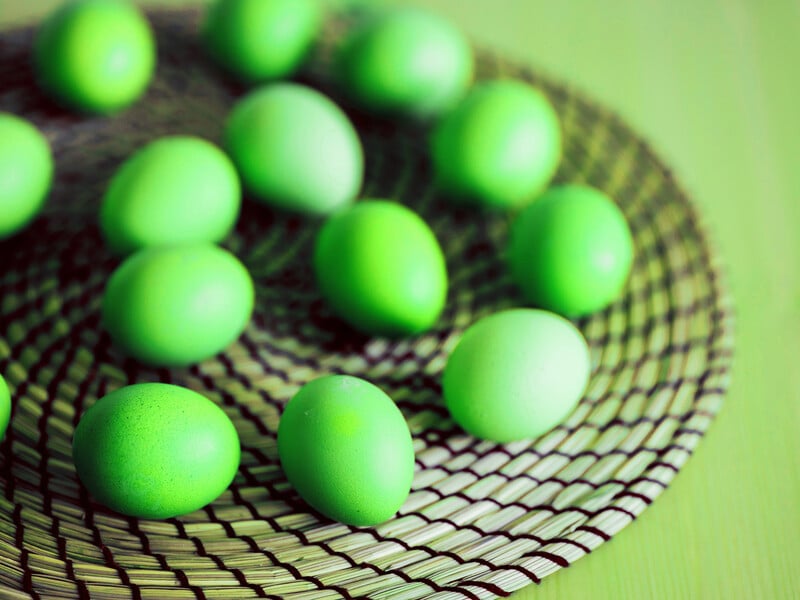 Занурте яйця в цей відвар, щоб отримати яскраві зелені крашанки