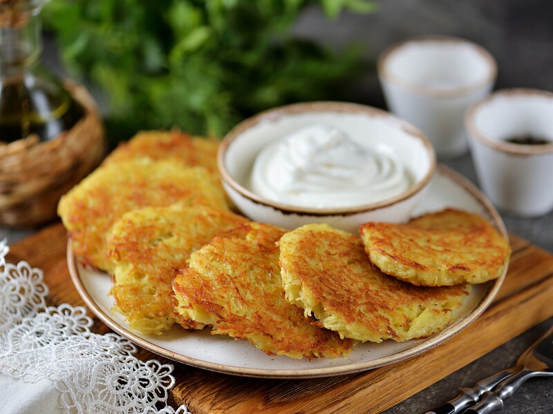 "Зовні хрусткі, просто тануть у роті". Приготуйте деруни за цим рецептом