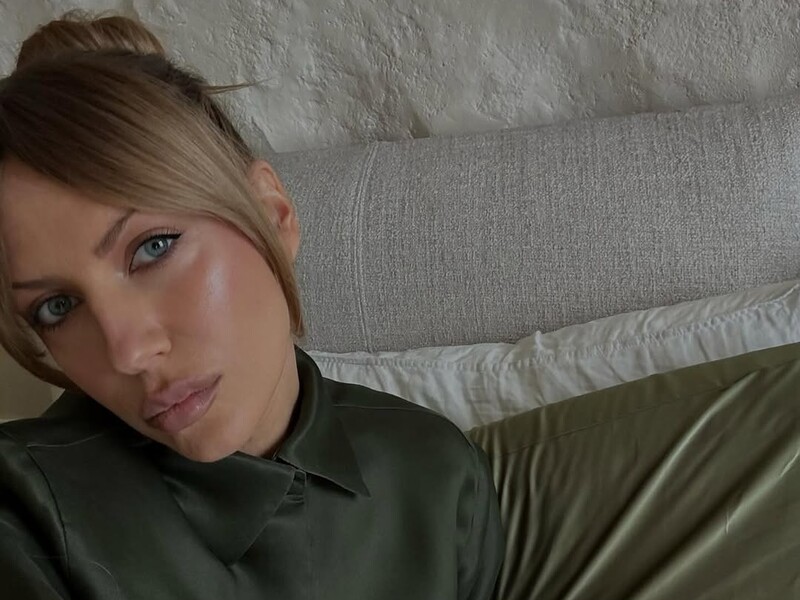 Нікітюк, яка, за чутками, вагітна, постала на свіжих фото в одязі вільного крою