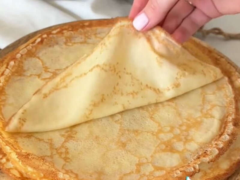 Зробіть це дуже швидко – і млинці вийдуть без сухих країв. Рецепт ідеального тіста