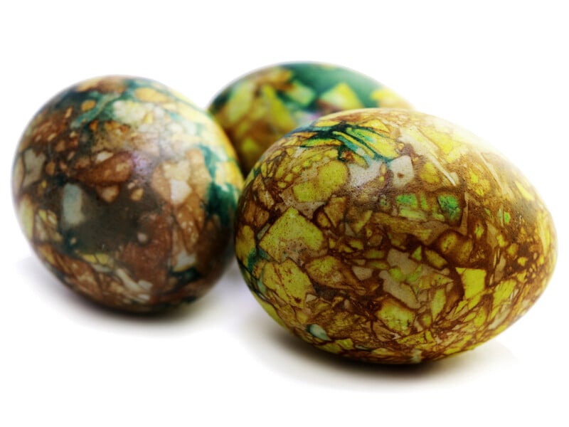 Лише два інгредієнти допоможуть створити "найкрасивіші смарагдові крашанки" на Великдень