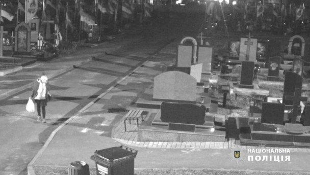 Поліція розшукала жінку, яка пограбувала могилу оборонця "Азовсталі" "Грінки": ким вона виявилася