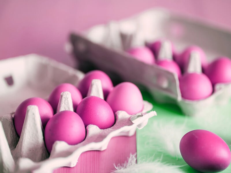 Рожеві крашанки без хімії можна отримати вже за одну годину. Лайфхак