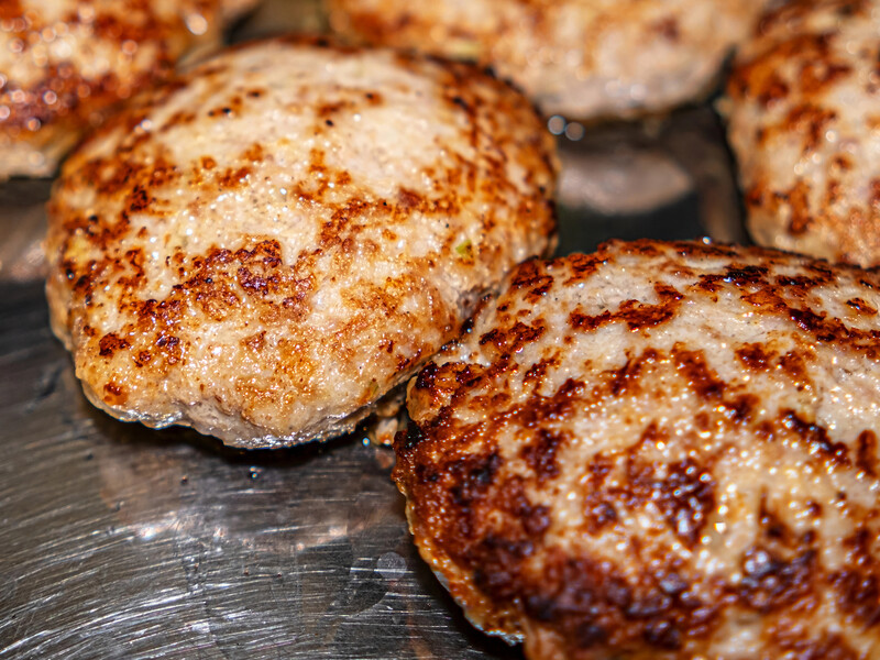 Додайте це у фарш – і котлети не розваляться під час приготування. Кулінарні хитрощі й поради