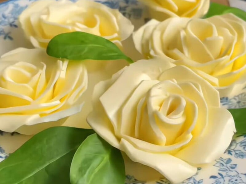 Як зробити ефектні троянди з масла. Лайфхак для прикрашання великоднього кошика