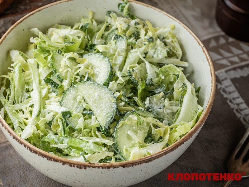 Салат із капусти й огірків. Рецепт весняної страви