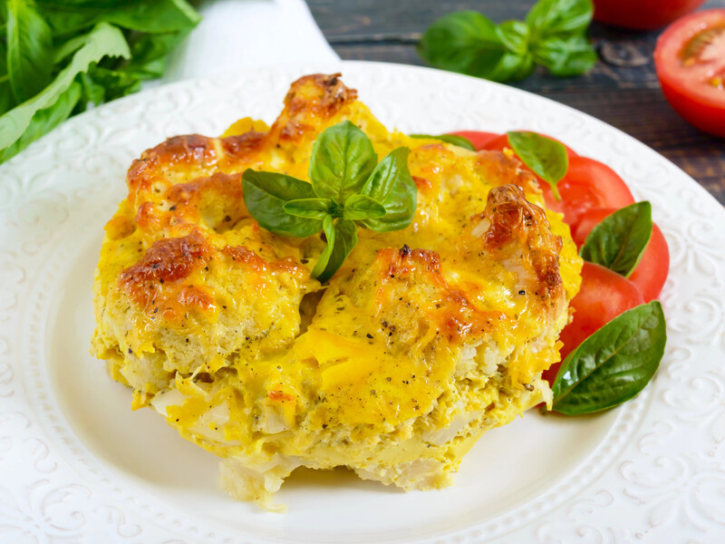 На курятину покладіть шарами овочі й полийте соусом. Соковите м'ясо під шубою за 30 хвилин