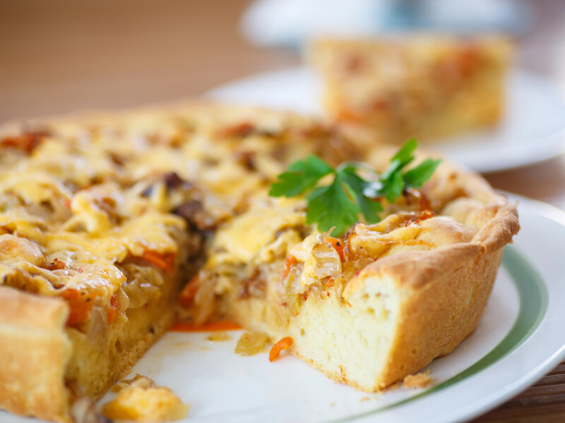 "Виходить завжди вдалий та смачний". Приготуйте легкий заливний пиріг з капустою