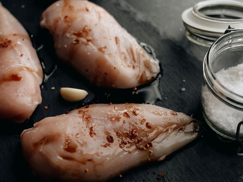 Скористайтеся цим кулінарним трюком – і куряча грудка вийде неймовірно ніжною й соковитою Скористайтеся цим кулінарним трюком – і куряча грудка вийде неймовірно ніжною й соковитою