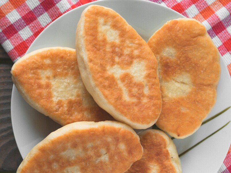 Приготуйте за цим рецептом дуже смачні смажені пиріжки – просто замісили, наліпили й пересмажили