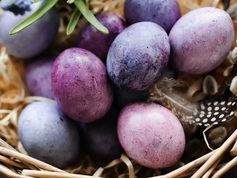 Натріть яйця цим продуктом – і вони пофарбуються надзвичайно швидко, а результат буде неймовірний