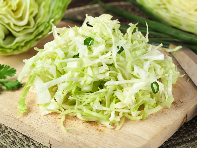 Поріжте капусту й огірки саме так, щоб салат був особливо соковитим