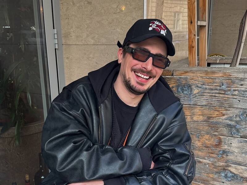 "Історія про стосунки, які балансують на межі". Позитив випустив кліп на пісню "Кайф, мала". Відео