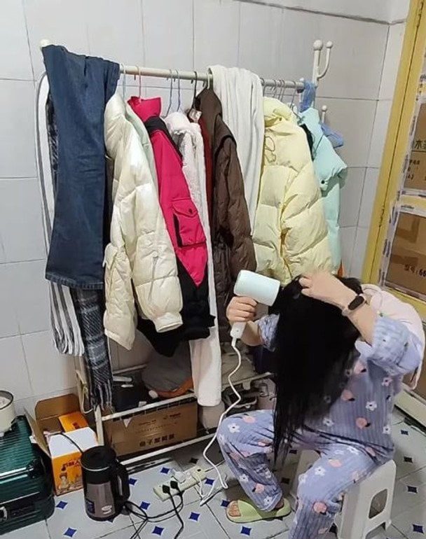 Жінка живе в туалеті на роботі заради економії: як вона облаштувалася (фото)