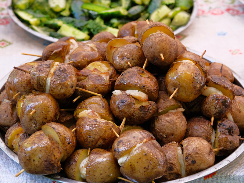 Усередину картоплини покладіть скибочку підчеревини. Рецепт гарніру до шашлику