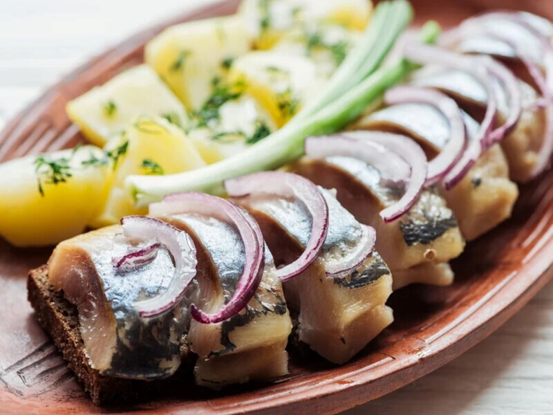 Засоліть скумбрію цим способом – і вона вийде смачнішою за оселедець. Простий і швидкий рецепт