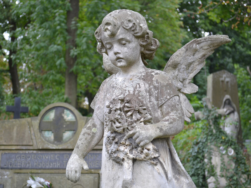 Гробки: чому ми йдемо на цвинтар, що нести із собою і як правильно згадувати померлих