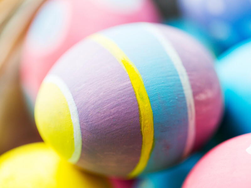 Застосуйте цей метод фарбування, щоб у вас вийшли різнокольорові смугасті крашанки