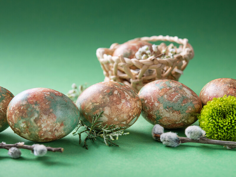 Завдяки цьому методу зробити мармурові крашанки можна швидко і просто. Лайфхак