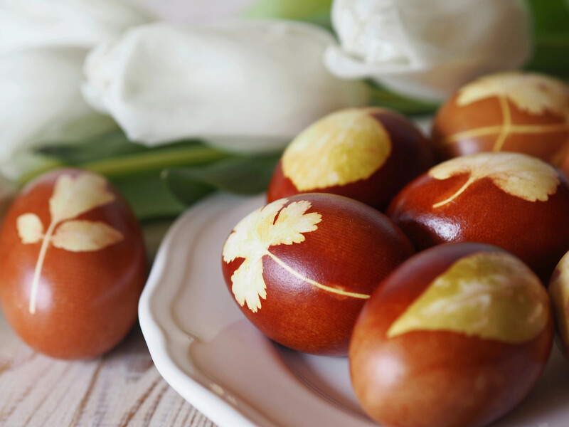 Закріпіть листя на яйцях у цей простий спосіб, щоб отримати візерунок на крашанках