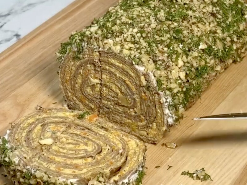 Намажте начинку на млинці і скрутіть у вигляді рола. Рецепт рулету з курячої печінки