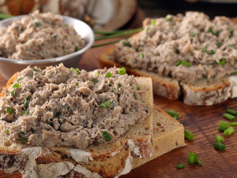 Змішайте ці інгредієнти – і рибний паштет вийде найсмачнішим. Рецепт універсальної намазки