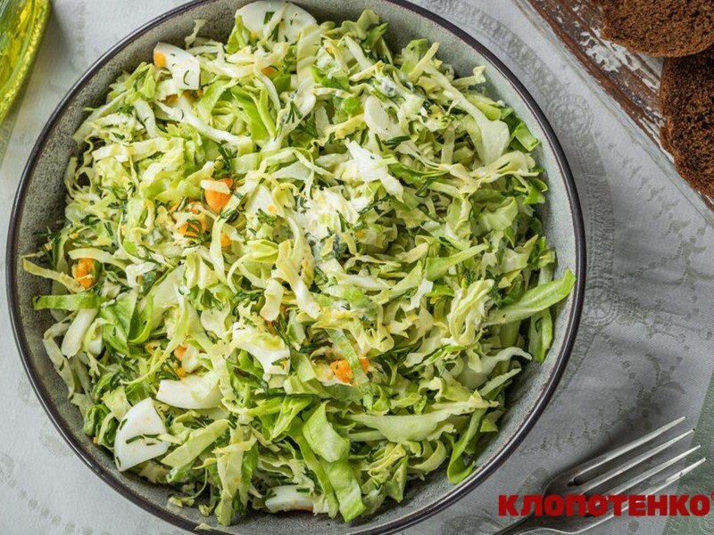 Приготуйте цей смачний і корисний салат із молодої капусти, багатий на вітаміни й клітковину. Рецепт