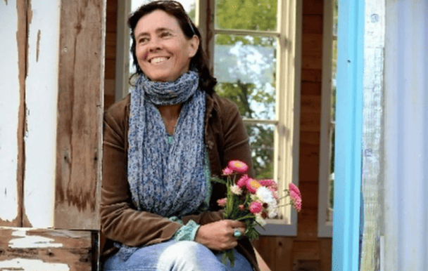 Жінка 10 років тому відмовилась від грошей та нічого не купує: вона розповіла, як живе