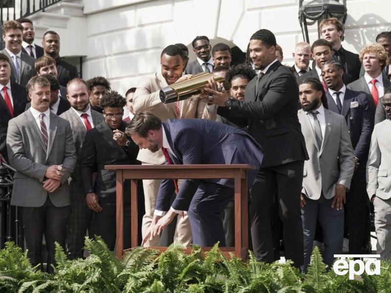 Венс у Білому домі зламав золотий кубок вагою 13 кг. Відео, фото