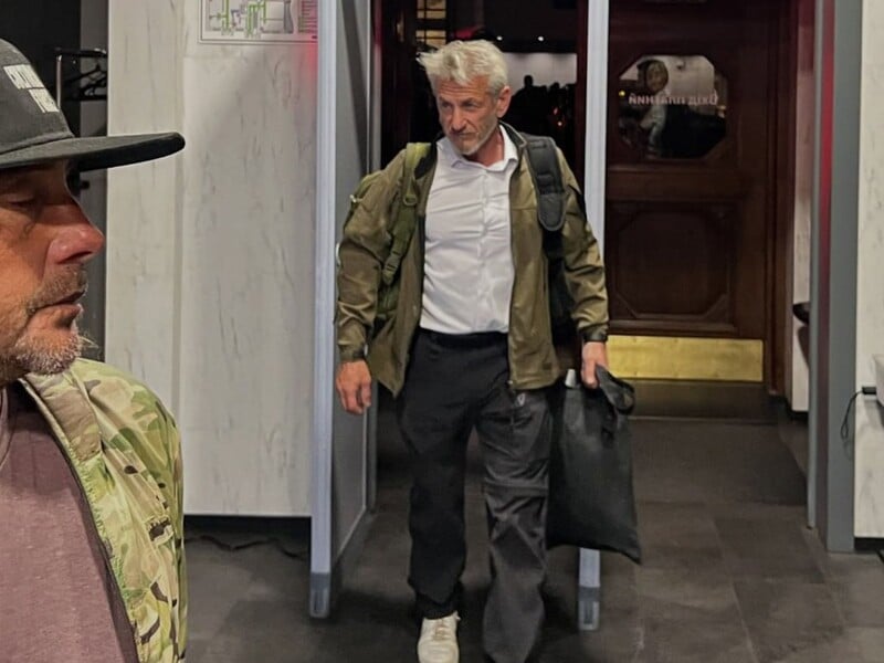 Пенн під час приїзду в Україну набив тату на руці у вигляді тризуба. Фото