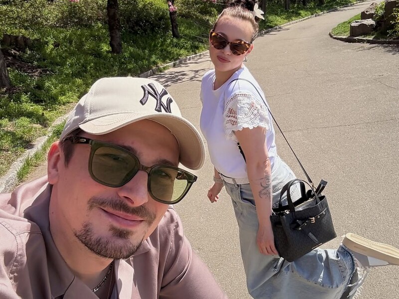 Позитив показав сімейні фото з дружиною й донькою