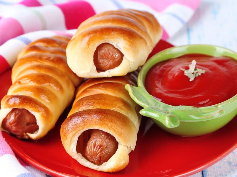 Зробіть таке тісто – і сосиски в тісті вийдуть ідеальними, смачними й рум'яними. Простий рецепт