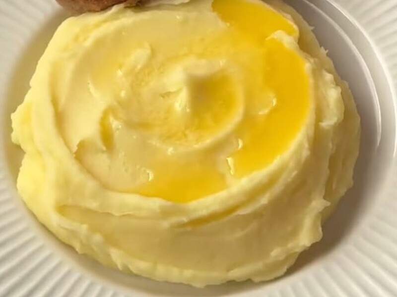 Додайте це наприкінці – і картопляне пюре вийде неймовірно ніжним і повітряним. Рецепт і лайфхаки