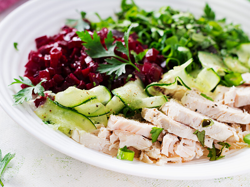 Цей салат не схожий на відомі салати з буряка. Рецепт з оригінальним поєднанням продуктів