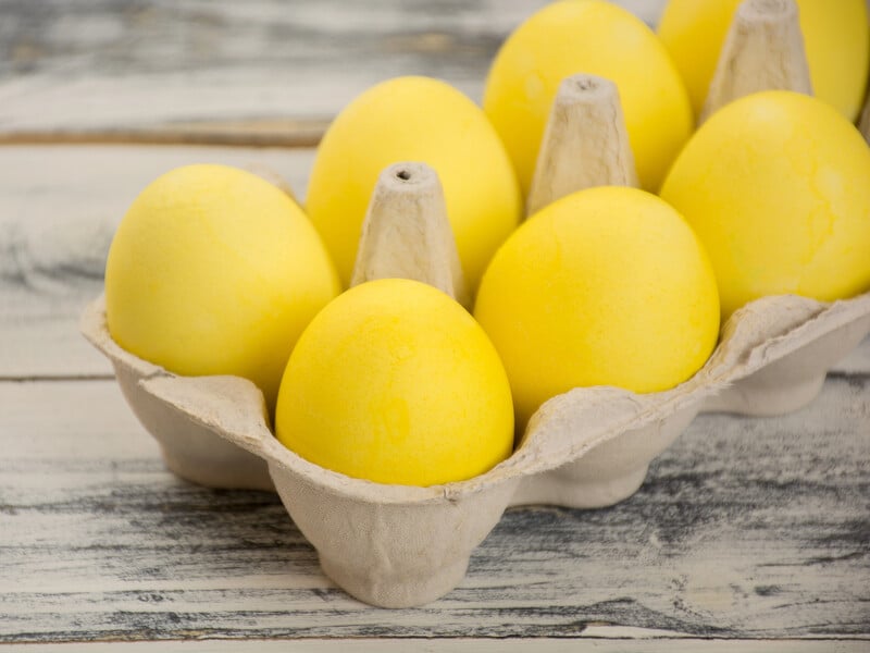 Щоб отримати яскраво-жовті яйця, пофарбуйте їх цим способом без хімії й оцту