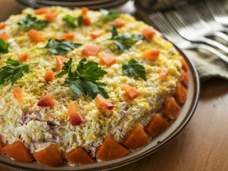 З'єднайте ці інгредієнти з куркою й сиром – і отримаєте святковий салат "Красуня"