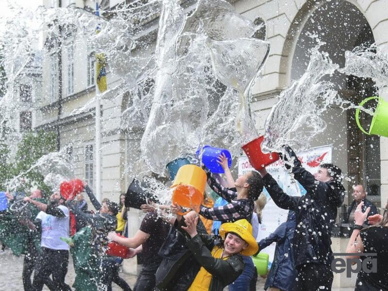 Поливаний понеділок. Навіщо після Великодня хлопці обливали дівчат водою і як війна вплинула на цей звичай