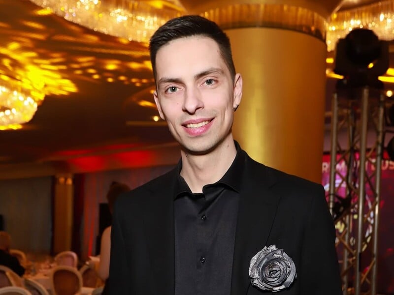 Шахраї пограбували українського ведучого, списавши з його картки гроші. Він розповів про реакцію банку