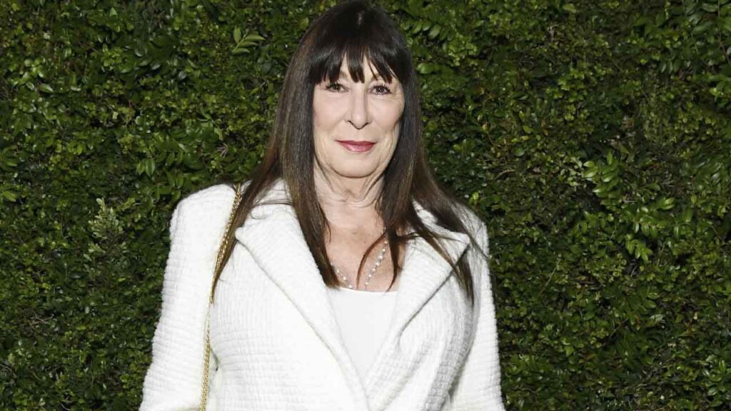 Це був серйозний момент: у зірки Сімейки Адамсів Анжеліки Г’юстон діагностували рак