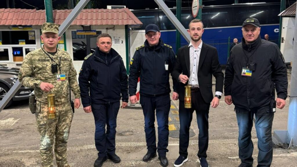 В Україну доставили Благодатний вогонь: святиню зустріли прикордонники на Волині